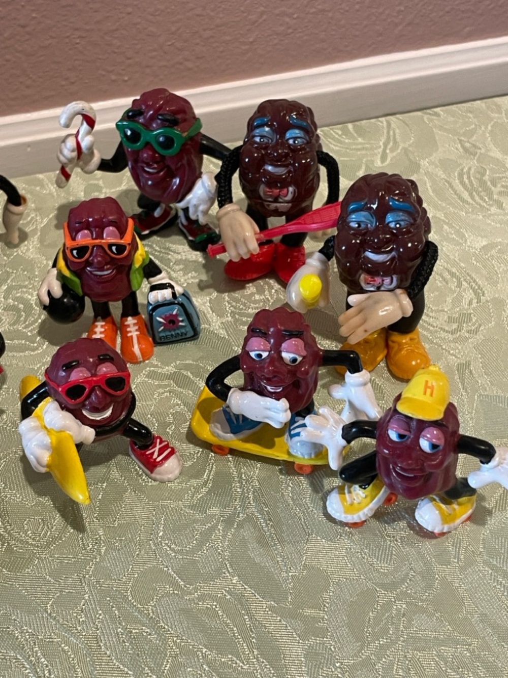 Vintage 1980 California Raisin Figurine Lot (24) - Picture 6 of 8